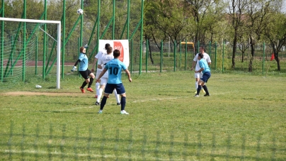 Continuă lupta la vârf în Seria Sud a Ligii a 4-a la fotbal