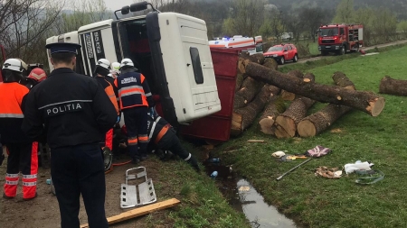 Camion cu lemne răsturnat în Bârsana