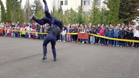 Demonstrații ale jandarmilor în fața oaspeților care le-au trecut pragul de Ziua Porților Deschise (GALERIE FOTO)