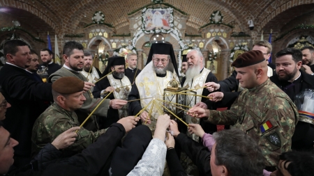 Primirea Sfintei Lumini la Catedrala Episcopală (GALERIE FOTO)