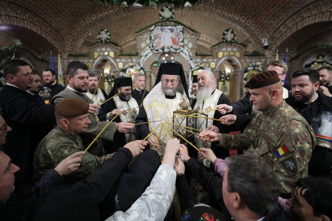 Primirea Sfintei Lumini la Catedrala Episcopală (GALERIE FOTO)