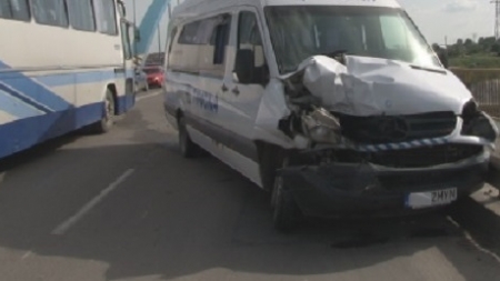 ACCIDENT. Din tot microbuzul, doar o tânără însărcinată a suferit leziuni ușoare (VIDEO)