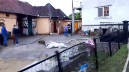 Inundații în Mânău, după o rupere de nori (VIDEO)