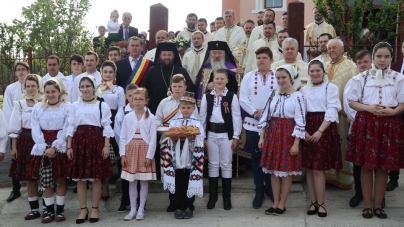 A fost târnosită biserica din Oarţa de Jos (GALERIE FOTO)