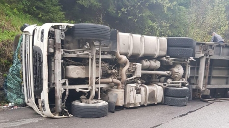 Un tir s-a răsturnat pe DN 18, în Borșa (GALERIE FOTO & VIDEO)