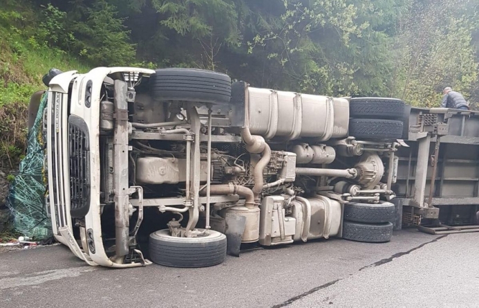 Un tir s-a răsturnat pe DN 18, în Borșa (GALERIE FOTO & VIDEO)