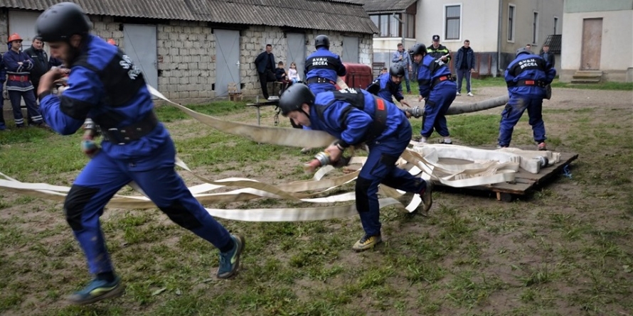 Pompierii voluntari s-au luat la întrecere (GALERIE FOTO)