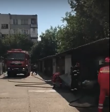 Incendiu care risca să se extindă la o baterie de garaje