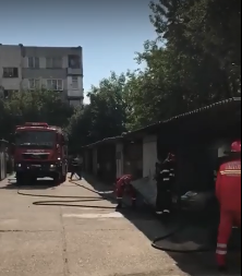 Incendiu care risca să se extindă la o baterie de garaje