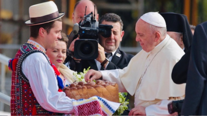 Maramureșeanul Paul Ananie e cel care l-a întâmpinat pe Papa Francisc cu pâine şi sare (GALERIE FOTO)