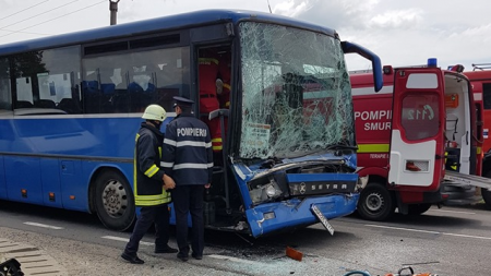 18 persoane din autobuz au ajuns la spital, după accidentul de ieri după masă