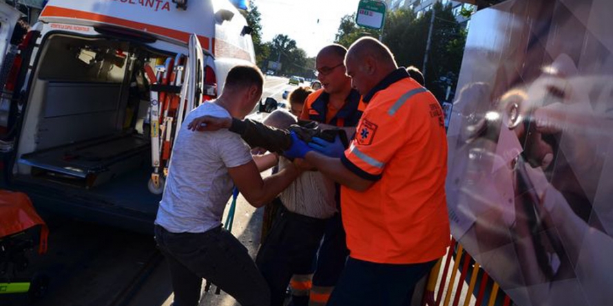 Om în vârstă, accidentat la coborârea din autobuz