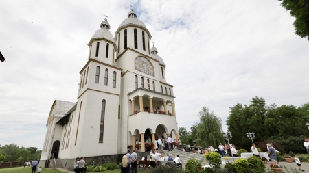 Hramul bisericii din Tăuţii de Sus (GALERIE FOTO)