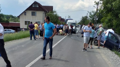 Accident cu răniți și blocaj în Cărbunari