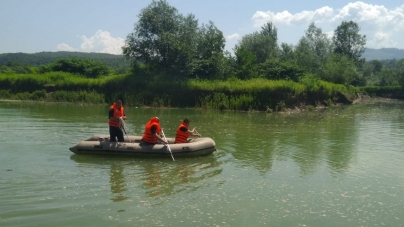 Un copil luat de ape a fost găsit cu ajutorul scafandrilor, dar cu toate eforturile de resuscitare n-a mai putut fi salvat