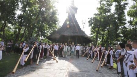 Ierarhii Episcopiei, întâmpinați cu sunet de tulnic, după tradiția din Apuseni (GALERIE FOTO)