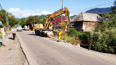 Au început lucrările la podețul din Săcel afectat de ploile torențiale căzute săptămâna trecută