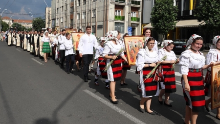 Îngenuncherea de după procesiunea religioasă intitulată ”Spre Sfânta Treime” (GALERIE FOTO)