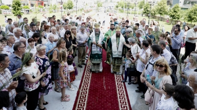 De Hramul Catedralei Episcopale „Sfânta Treime”, chiar și spațiul de sus s-a dovedit a fi neîncăpător pentru credincioși (GALERIE FOTO)