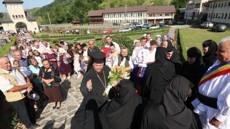 La Mănăstirea Lăpuşul Românesc, Sfânta Liturghie a fost oficiată de arhiereul-vicar (GALERIE FOTO)