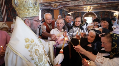 Biserica din Brebeni, târnosită după ce la ea au fost făcute mai multe lucrări (GALERIE FOTO)