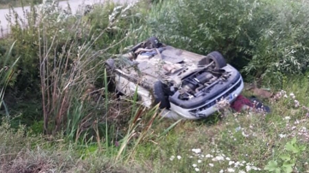 Două accidente în Maramureș – o mașină s-a răsturnat pe plafon, iar o alta s-a oprit în șanț