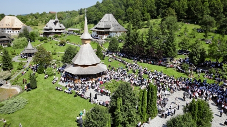 Peste 7000 de creștini au participat la hramul Mănăstirii Bârsana (GALERIE FOTO)