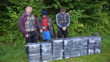 Țigări de contrabandă confiscate și trei ucrainieni prinși