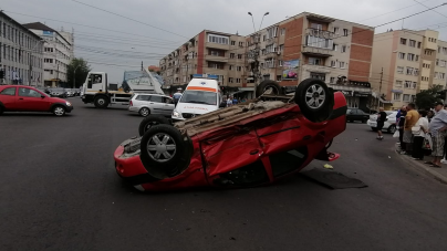 Mașină răsturnată pe plafon și doi răniți  în dreptul vechii tipografii băimărene (GALERIE FOTO)