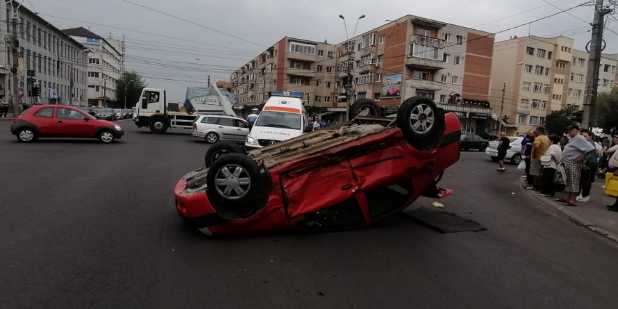 Mașină răsturnată pe plafon și doi răniți  în dreptul vechii tipografii băimărene (GALERIE FOTO)