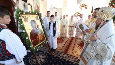 Lucrările la biserică și noua capelă de cimitir – binecuvântate, la Dumbrăvița, de Arhiereul vicar Timotei al Episcopiei Maramureșului și Sătmarului (GALERIE FOTO)