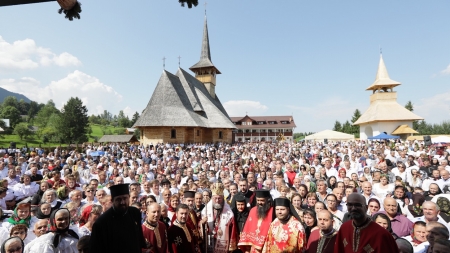 Mii de credincioși la hramul Mănăstirii Pietroasa Borşa (GALERIE FOTO)