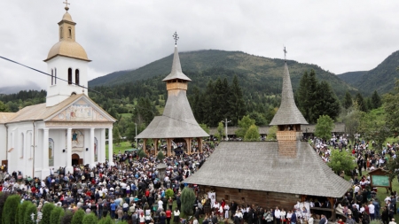 Mii de oameni au luat parte la hramul Mănăstirii Moisei (GALERIE FOTO)