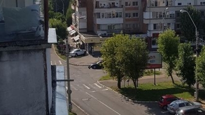 Tamponare în intersecție, o mașină a ajuns pe trotuar