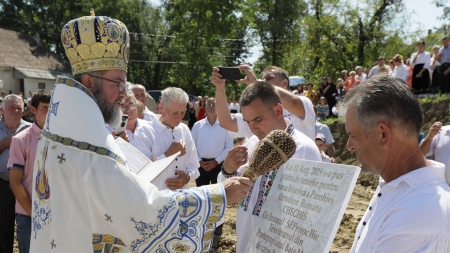 S-a pus piatra de temelie pentru noua biserică din Chechiş (GALERIE FOTO)