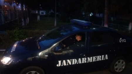 De râsul curcilor: Un tânăr din Baia Mare a vrut să însceneze un accident rutier jandarmilor, aruncându-se pe capota autospecialei