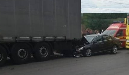 În ziua 1 a săptămânii, 2 copii și 3 adulți duși la spital, după un accident cu 4 mașini avariate și 5 răniți