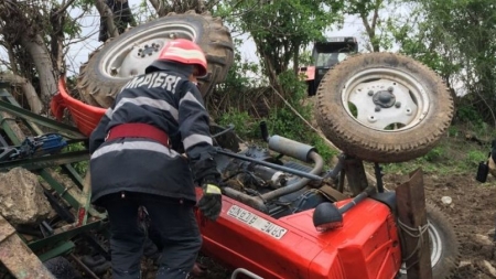 A murit de Crăciun după ce s-a răsturnat cu tractorul