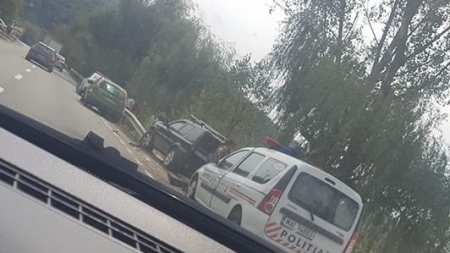 Urmărire în trafic cu împușcături încheiată cu un accident