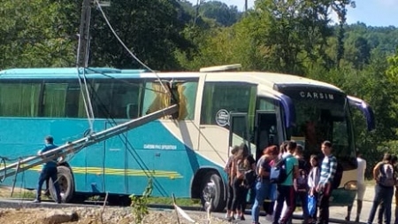 Cumpănă pentru 25 de elevi: un stâlp s-a prăbușit peste autocarul în care călătoreau