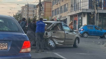 Accidente în cascadă  pe ditamai bulevardul (GALERIE FOTO)