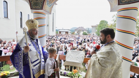 Episcopul Iustin, la hramul bisericii din satul natal (GALERIE FOTO)