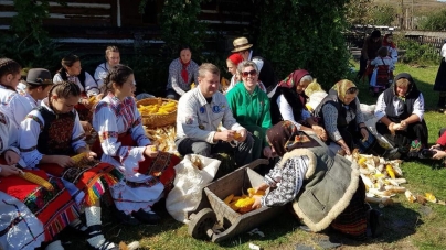 Piloții baloanelor cu aer cald au participat la Rogoz la o clacă de deșfăcat porumb (GALERIE FOTO)