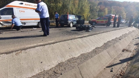 O ambulanță implicată într-un accident în trei, la Șurdești (GALERIE FOTO)