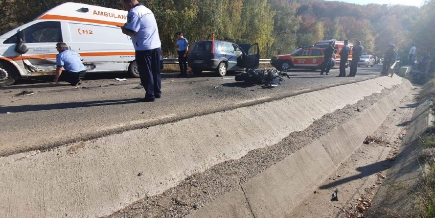 O ambulanță implicată într-un accident în trei, la Șurdești (GALERIE FOTO)