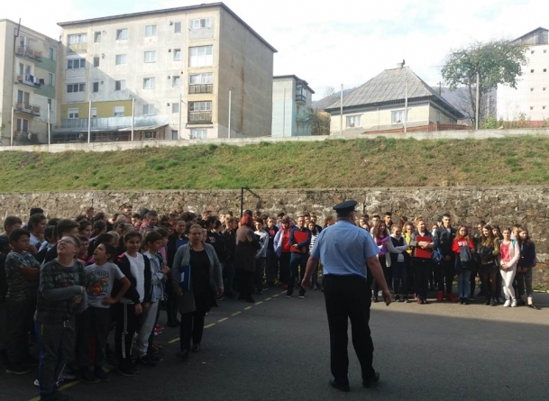 Exercițiu cu evacuare la colegiu (GALERIE FOTO)