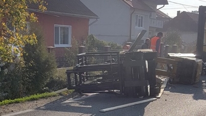 Stivuitor căzut din TIR pe drumul din Satulung