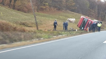 Alertă din cauza unei cisterne cu argon lichid, care s-a răsturnat pe Mesteacăn