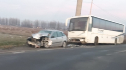 Trei răniți după o ciocnire dintre un autobuz și un autoturism