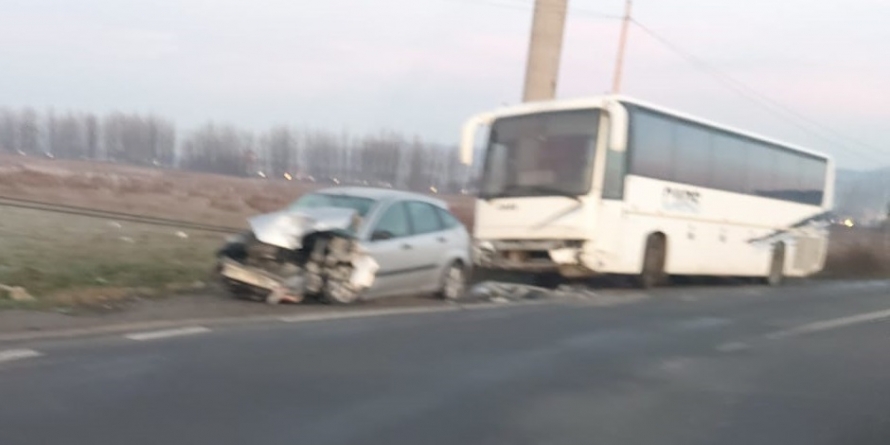 Trei răniți după o ciocnire dintre un autobuz și un autoturism